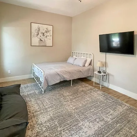 Brand New Modern Canyon Lake Escape With Fire Pit!